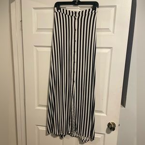 Hot Topic button down maxi skirt with pockets.